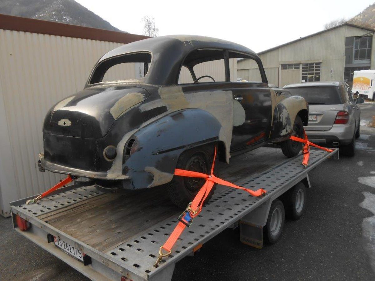 Rohkarosse des Opel Olympia bei der Ankunft auf dem Anhänger