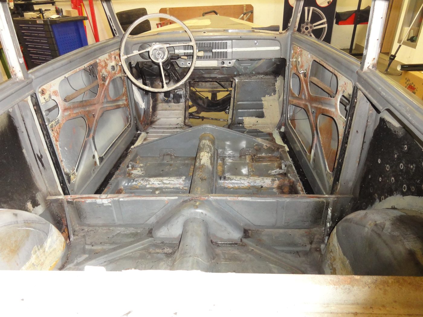 Innenraum des Opel Olympia im Rohzustand mit Lenkrad