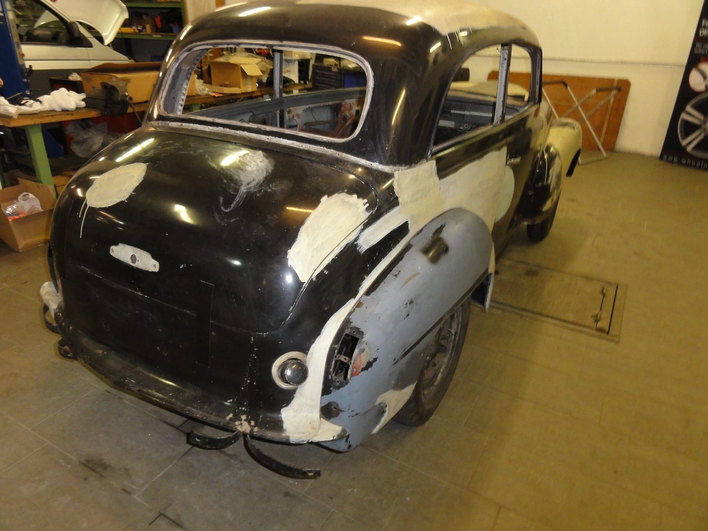 Opel Olympia im Rohbau, Blech teilweise blank