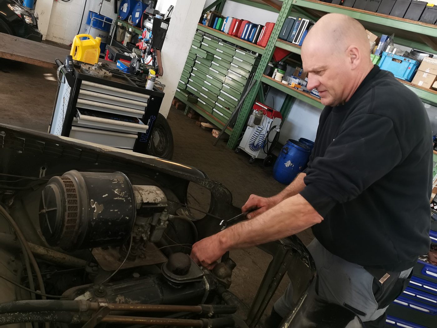 Mechaniker arbeitet an der Technik des Klassikers