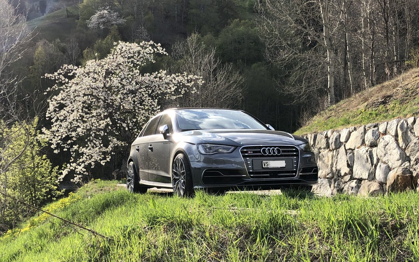 Audi A3 Sportback am Hang oberhalb des Dorfes