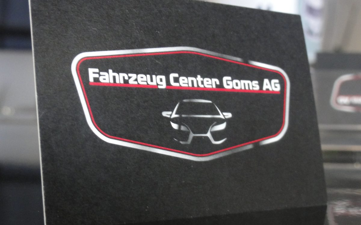 Das Wappen-Logo des Fahrzeug Center Goms als Schild im Betrieb