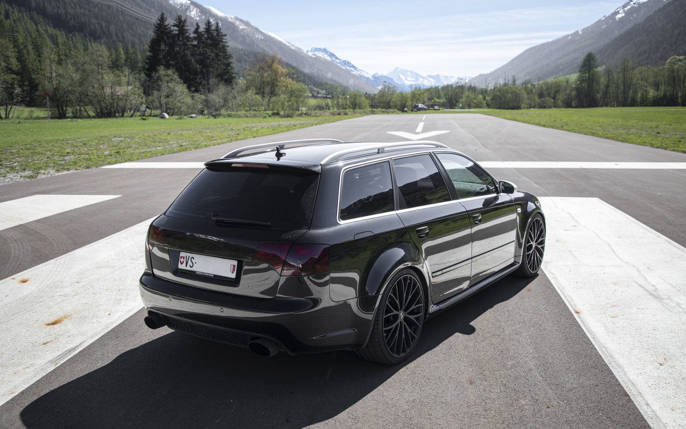 Audi RS4 Avant, vom Fahrzeug Center Goms übergeben, auf der Talstrasse im Goms