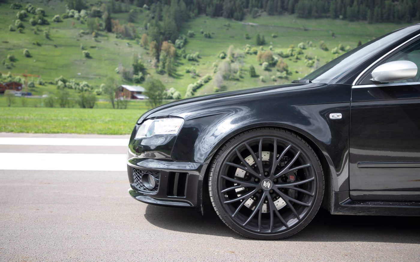 Audi RS4 in Schwarz, Heckansicht mit Alufelgen
