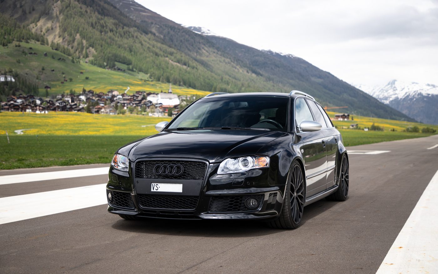 Audi S4 Limousine vor der Bergkulisse des Goms
